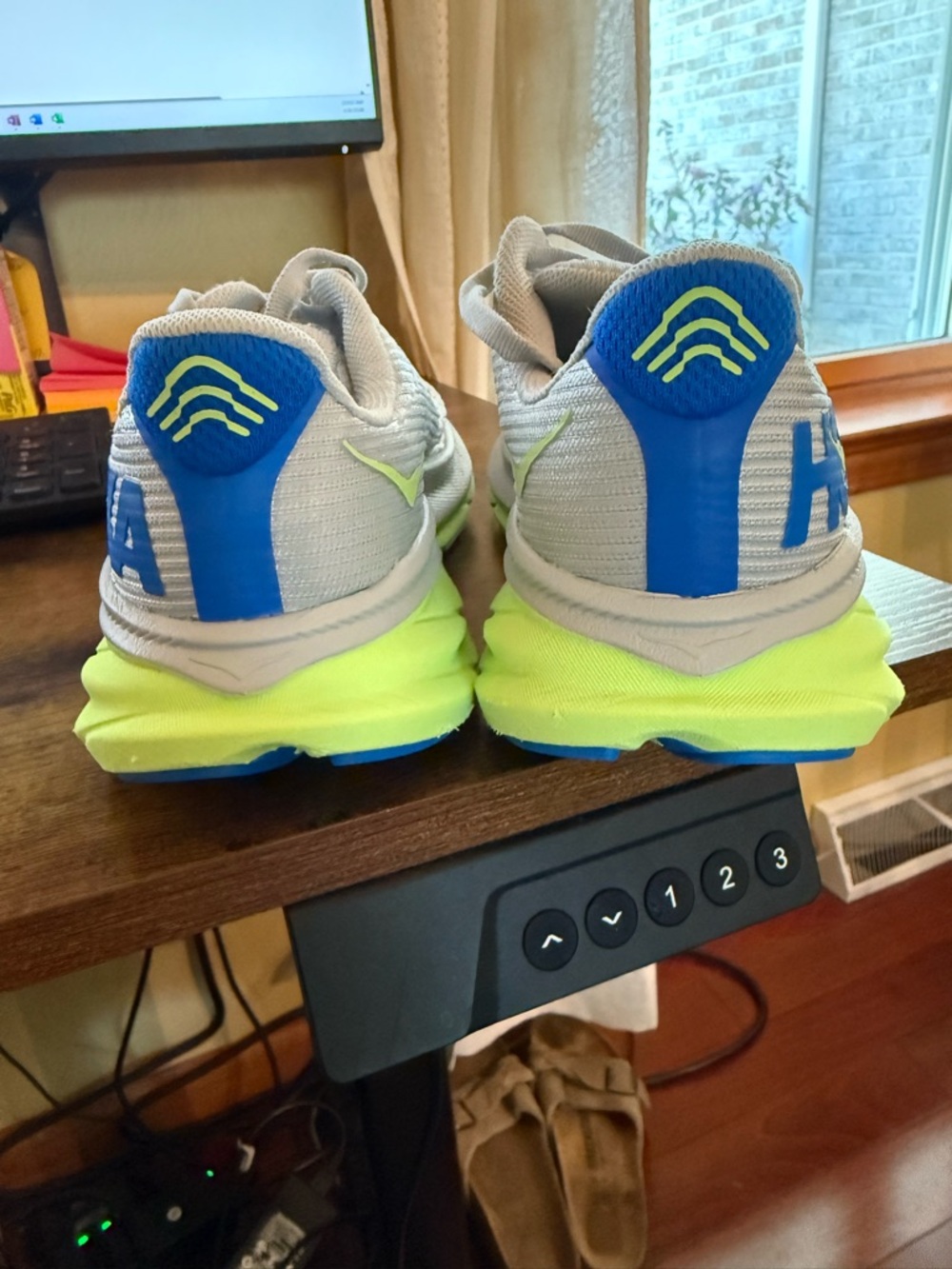 Kid’s Hoka Clifton 9 running shoes in a grey, cobalt blue, neon yellow, sz 4.5 - Picture 5 of 9